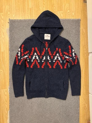 Vintage Hollister Stickad Kofta - Säljer denna as feta Hollister Vintage stickade koftan! | Perfekt nu under vintern | Längd ≈ 70cm, Bredd armhåla-armhåla 50 cm | Modell 175cm, 68kg | Hör av vid ytterligare frågor! 