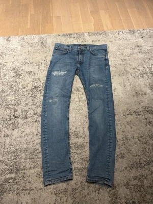 Nudie jeans lean Dean  - Feta nudies i fint skick med snygga lagningar! Strl 33/32 sitter mer som en 31-32. 