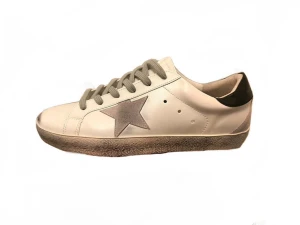 Golden Goose - Golden Goose Superstar sneakers i vitt skinn med grå mockadetaljer och en ikonisk stjärna på sidan 🤩. Skorna har grå snörning, svart hälparti och en vintage-inspirerad, smutsad sula. Perfekt för dig som gillar en avslappnad men trendig look.