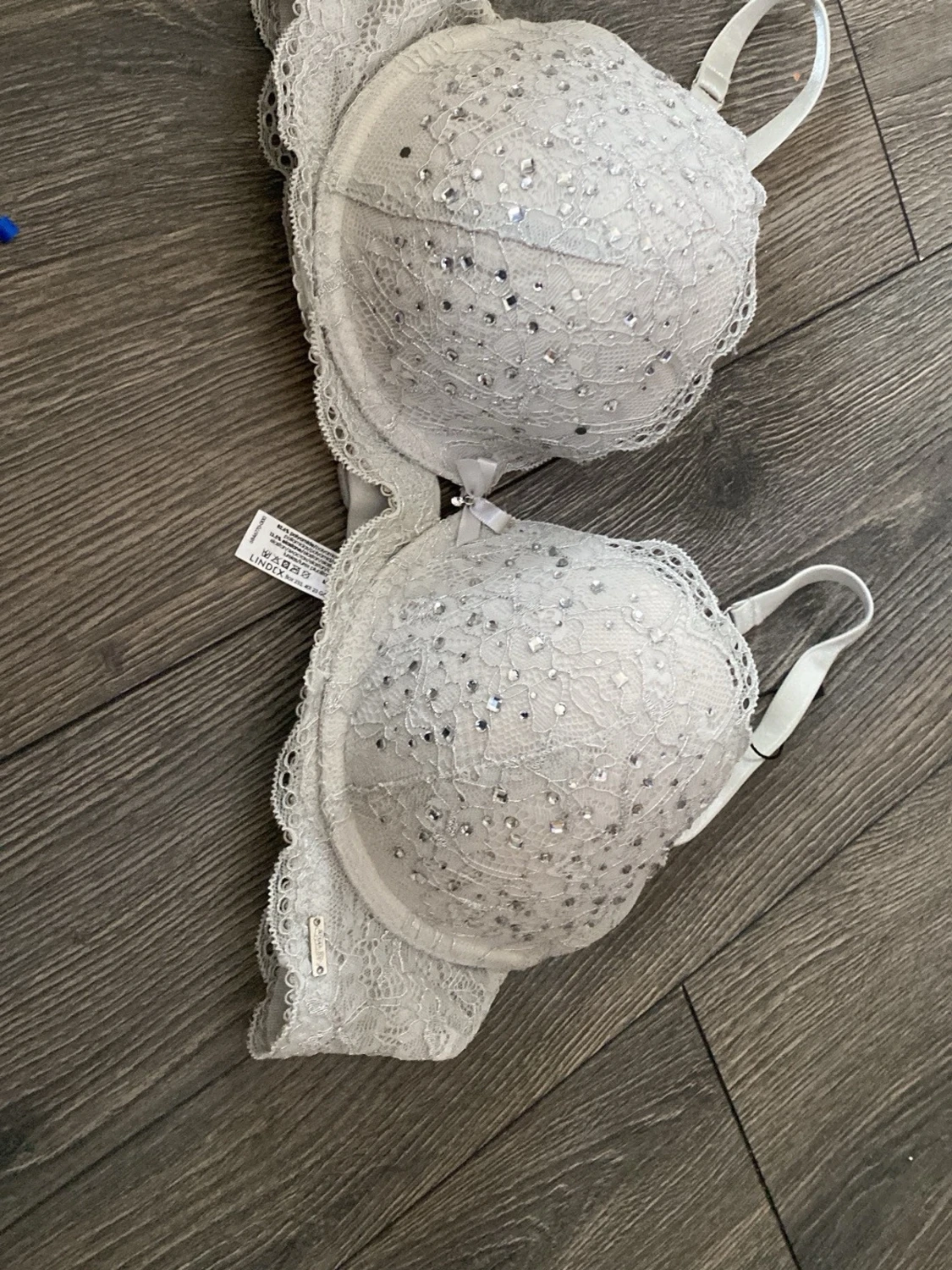 Glittrig spetsväst från Bella M