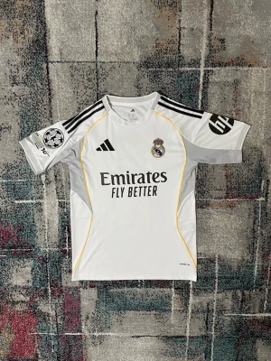 Real Madrid 25/26 X Mbappe - Säljer dennna riktigt snygga tröjan för endast 229kr! Skriv till om ni är intresserade 