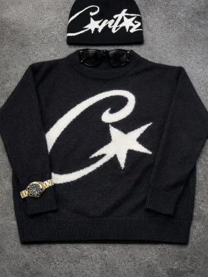 CORTIEZ & MÖSSA - Svart stickad Cortiez tröja med mössa. Finns size S och finns size M. Den är helt helt ny så passa på och köp dessutom så skickar jag sekunden du köper😝💯