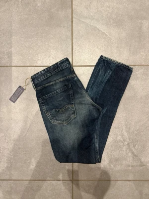 Replay jeans - Replay i modellen WAITOM. Helt nya med lappar kvar från köp. Storlek W31 L32. Riktigt snygg färg