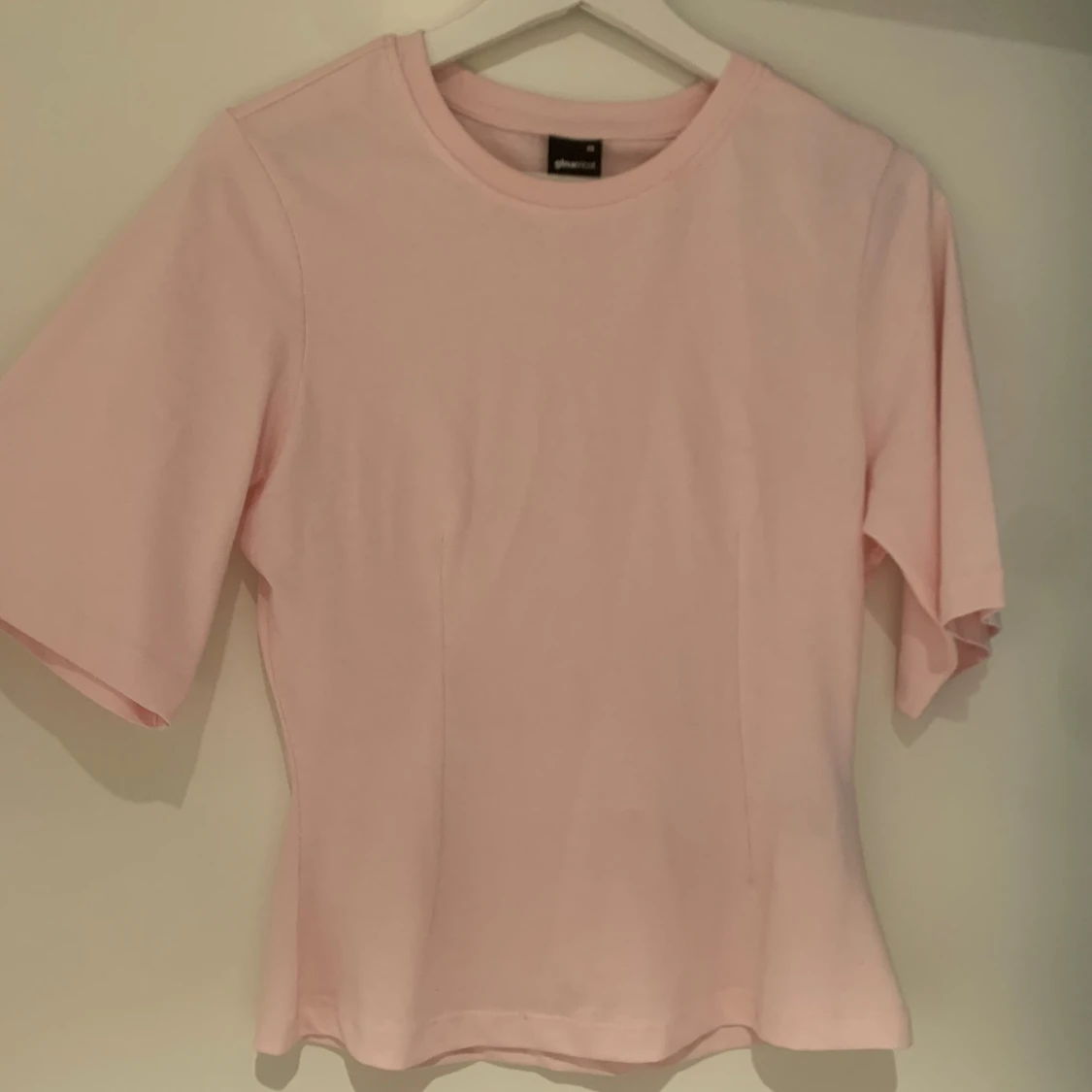 Ljusrosa t-shirt från Gina Tricot - 2