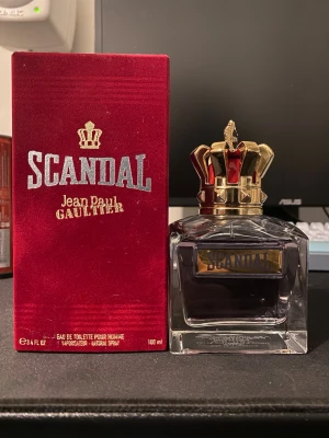 Scandal EdT 100ml för män - Säljer nu min JPG Scandal Eau de Toilette, flaskan är 100 ml , se bild för kvarvarande mängd.                  Priset är inte hugget i sten så hör av er ifall ni skulle vara intresserade!