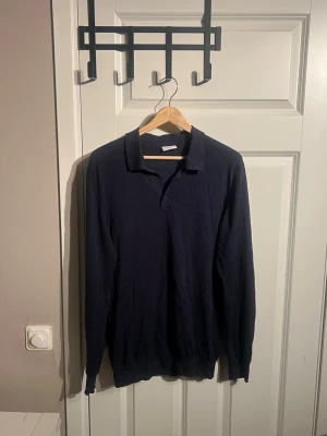 Mörkblå långärmad polotopp John Henric - Säljer en stilren mörkblå långärmad polotopp från John Henric i storlek M. Om du har mer frågor eller vill se mer bilder är det bara att fråga