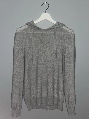 Grå Kashmir hoodie med huva - Säljer en Grå Kashmir hoodie ifrån bvaldi. Nypris 1100, Mitt pris 500. Kashmir hoodien är varm och skön och perfekt nu till vintern! 