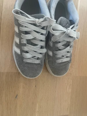 Grå Adidas Campus sneakers mocka - Säljer ett par grå Adidas Campus sneakers