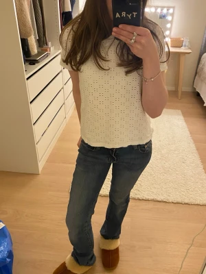 Vit T-shirt med fina detaljer - Säljer denna fina T-shirten! I mycket bra skick!