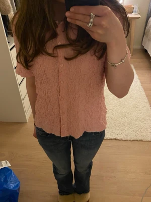 Rosa smockad blus från Lindex - Säljer denna fina smockade blusen från Lindex. Använd ett fåtal gånger så i mycket bra skick!