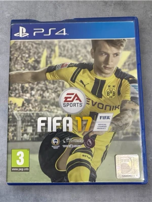 FIFA 17 PS4 - FIFA 17 till PlayStation 4 i fint skick. Komplett med fodral och skiva. Upplev realistisk fotboll med Frostbite-motorn, flera ligor och populära spellägen som Ultimate Team. Perfekt för fotbollsfans och samlare.