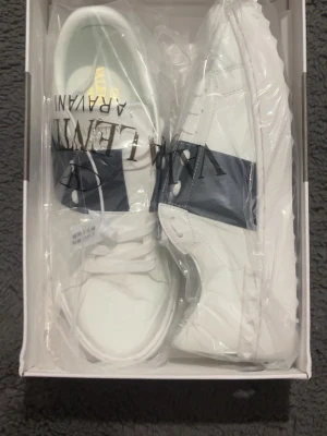 Valentino Garavani Open sneakers vit/blå - Helt nya. Skriv vid intresse!