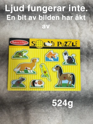 Gul djurpussel från Melissa & Doug - Säljer ett färgglatt djurpussel med gul bakgrund och åtta olika djurmotiv, bland annat häst, hund, katt, fisk och fågel. Pusslet har röda knoppar på bitarna och tydliga illustrationer. Perfekt för yngre barn som gillar djur och pussel.🌸 Ljudet fungerar inte. En bit av bilden är borta då dottern hade satt en namnlapp och när jag skulle ta bort den försvann även bilden under. 
