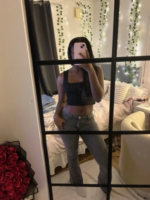 Grå bootcut jeans från SHEIN - Säljer ett par gråa bootcut jeans från SHEIN i storlek M (EU 38). Jeansen har klassisk femficksdesign, normal passform och är tillverkade i bomull med lite stretch för extra komfort. Snygg tvättad grå färg som är lätt att matcha med olika toppar.