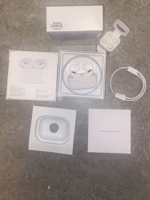 AirPods Pro - Apple AirPods Pro med MagSafe-laddningsetui, komplett med originalförpackning, extra öronkuddar och laddningskabel. Perfekt för trådlös musik och samtal med aktiv brusreducering.