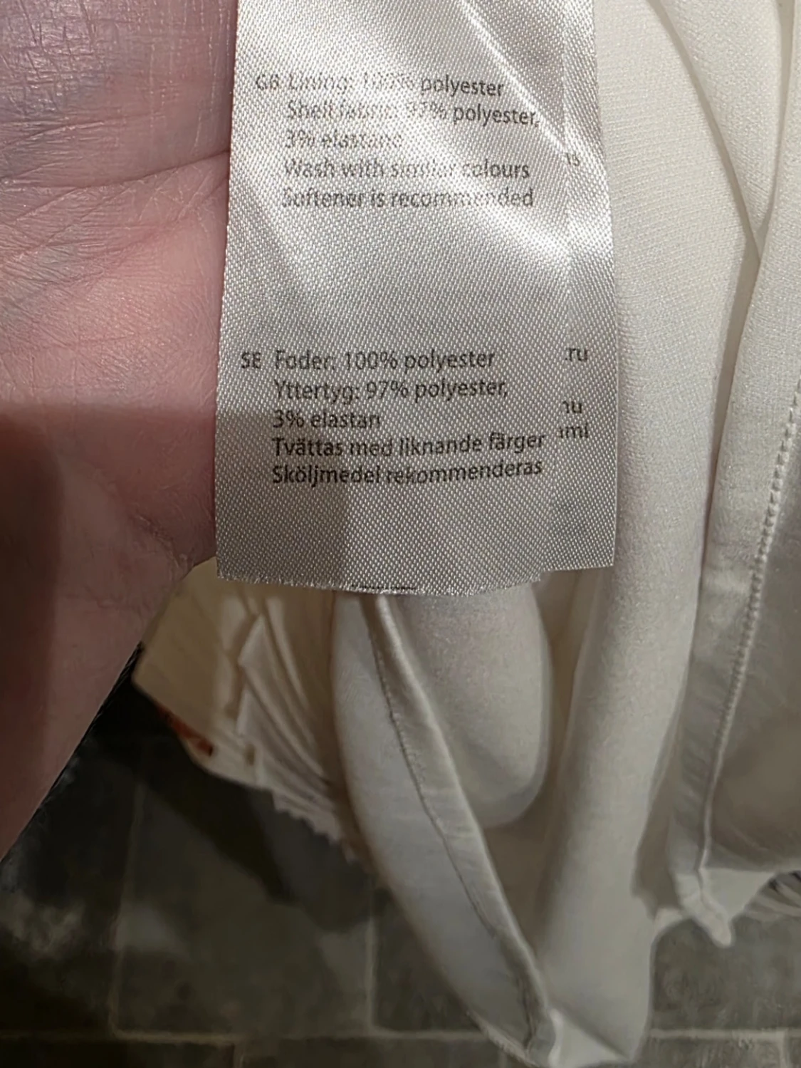 Vit plisserad kjol med fjärilar från Carolina gynning  - 3