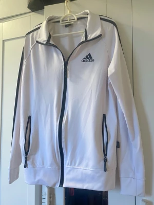 adidas jacka - lös passform med oversize vibe • pris kan diskuteras !