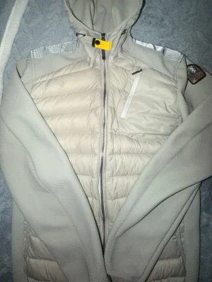 Parajumpers cardigan i färgen grå - Säljer min parajumpers cardigan. Den är köpt från Johnells men ska sälja den för att den passar inte min stil. Den är knappt använd. 