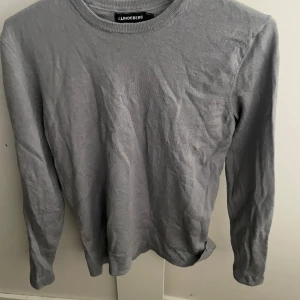 Grå långärmad tröja från J.Lindeberg - En stilren grå långärmad tröja från J.Lindeberg i storlek S, den passar fint 170, men passar även 165-173