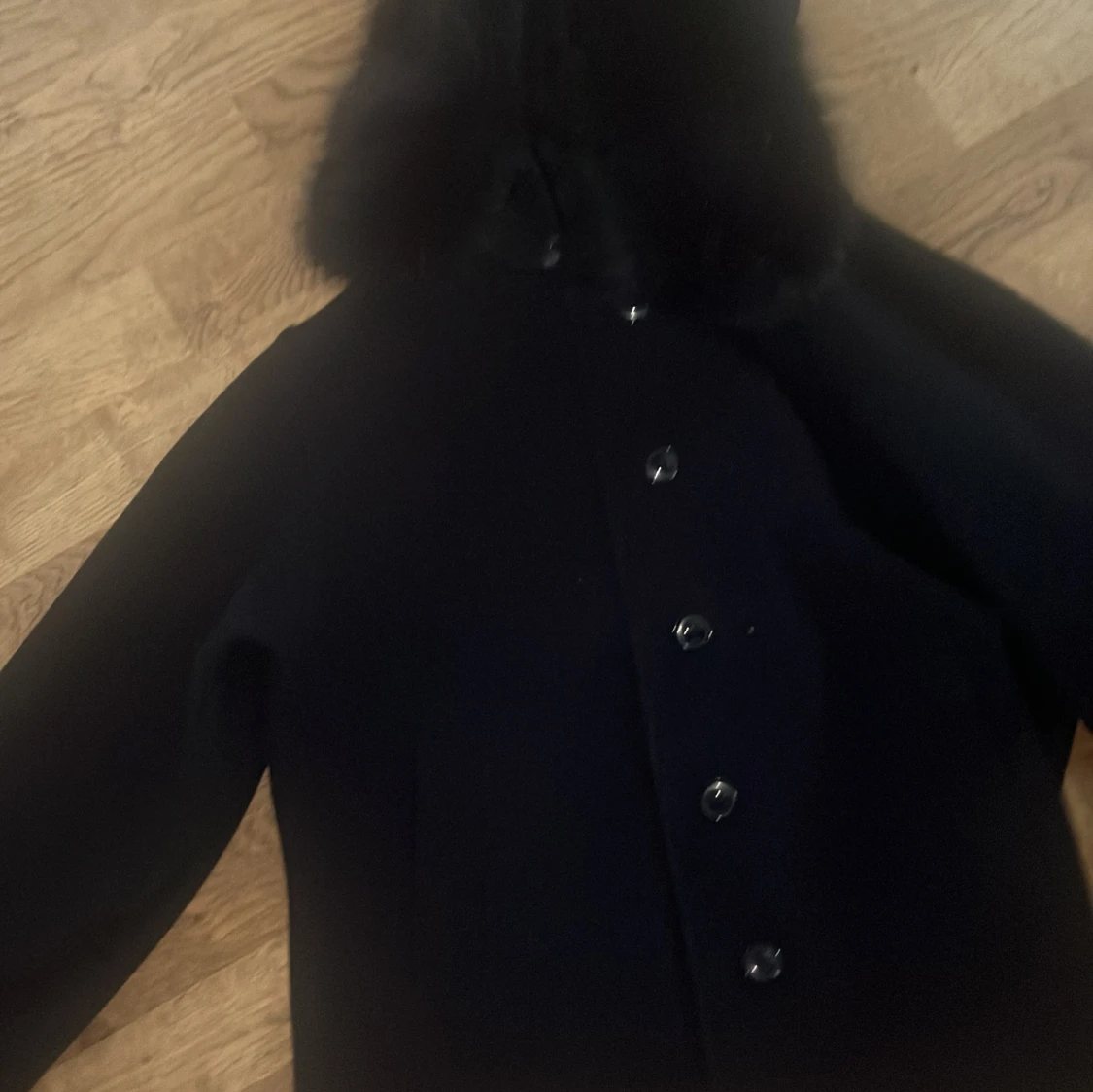 Marinblå kappa med pälskantad huva - 1