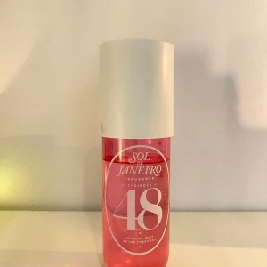 Sol de Janeiro 48 Perfume Mist - Sol de Janeiro Cheirosa 48 Perfume Mist – en trendig body mist som ger en fräsch känsla hela dagen. Lite använd men finns mycket kvar.
