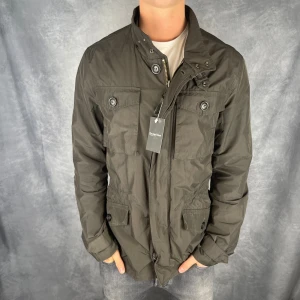 Woolrich Field Jacket - Skick: 8/10. | Ingår: Bara jackan. | Nypris: +- 3500 SEK. | Modellen är 183cm och väger 75. | Du hittar mer på www.thegrandcloset.com. 