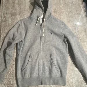 Ralph Lauren zip up - Säljer denna fina Ralph zippen gpa av att jag ej använder så så mycket längre. Qr koden funkar och det finns inga defekter på tröjan. Hör av er vid frågor om pris eller annat.