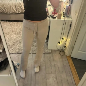 Beiga mjukisbyxor - Säljer ett par beiga mjukisbyxor från lager157, helt oanvända!!