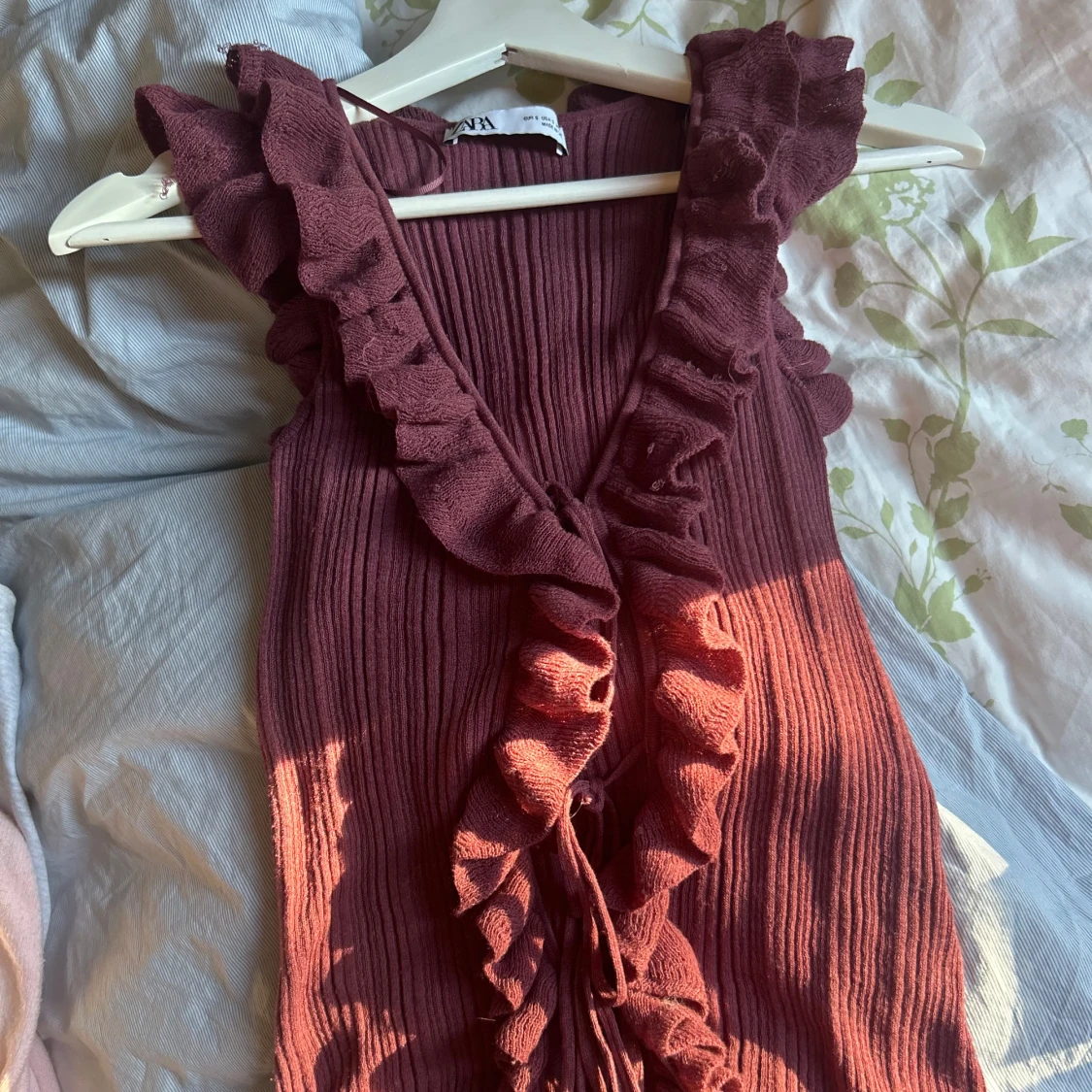 Vinröd ribbad linnetopp med volang