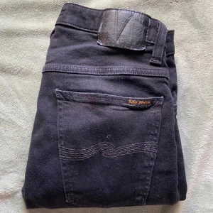 Svarta jeans från Nudie Jeans, W32 L30 - Säljer nu mina svarta jeans från Nudie jeans pga att jag växt ur dem