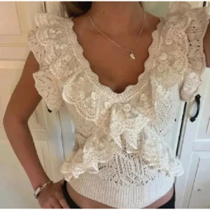 Beige stickad blus från zara - Supersöt beige stickad blus med v-ringning och breda volanger i spets längs axlar och framstycke. Storlek s från Zara! Pris kan diskuteras🥰