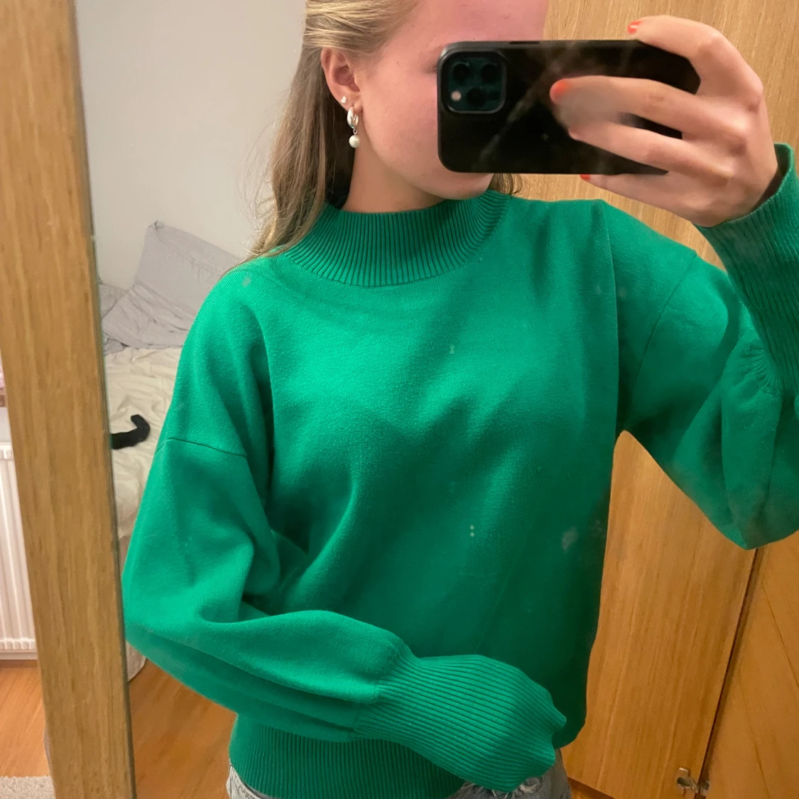 Grön stickad tröja med ribbade muddar