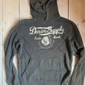 Denim supply Ralph Lauren hoodie - Denim supply Ralph Lauren hoodie size m 9/10 den har ett litet vitt märke som inte är så stort annars bra skick