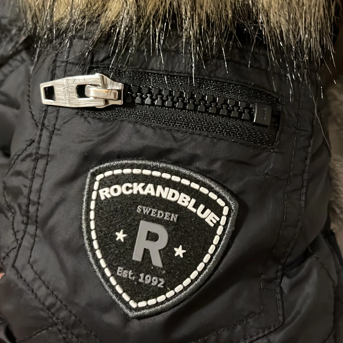 Svart lång pufferjacka Rockandblue - 3