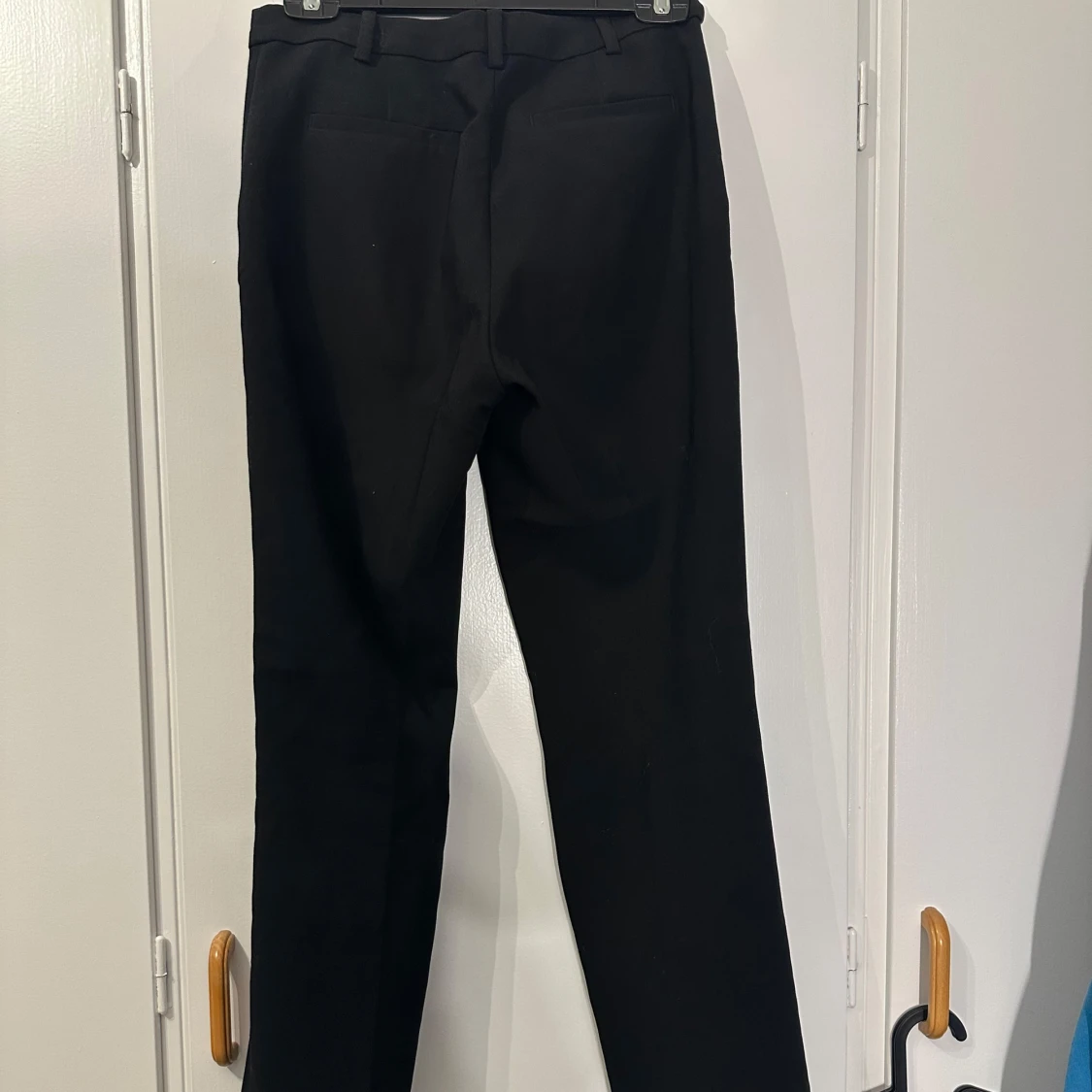 Svarta kostymbyxor från H&M - 1