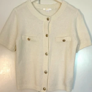 Vit beige cremefärgad kofta tröja guld guldknappar old style money fancy classy stockholmsstil - Endast tvättad, aldrig använd! Storlek 158/164, passar även XXS/XS. Från Gina Tricot Young