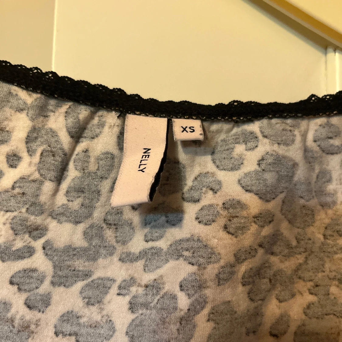 Leopardmönstrad kortklänning från Nelly - 2