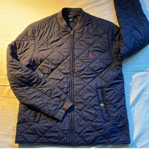 Polo Ralph Lauren Jacka - Tunn jacka som passar perfekt till den kommande hösten/vintern. Utmärkt skick, oanvänd! Kontakta mig om du undrar något eller vill diskutera priset.