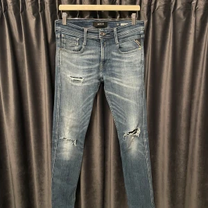 Replay anbass  - Replay anbass - skick 9/10, mycket fint skick - storlek 30/32, men sitter mindre i midjan, så dom passar mer 28/32! - sjukt feta och eftertraktade jeans, väldigt snygga slitningar! - hör av er vid frågor🙌