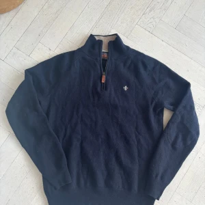 Mörkblå Morris halfzip storlek M - Mörkblå halfzip tröja från Morris i 100% merinoull. Perfekt nu när vi går mot kallare tider. Storleken är M men skulle säga att den är mer som en S då den har krympt lite. Hör av er vid minsta fundering!