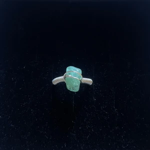 Silvrig ring med grön sten - Unik ring med silvrig tråd och en rå, fyrkantig grön sten i mitten. Ringen är 14 mm i diameter, men om annan storlek önskas så kan jag ordna det! Fler ringar finns på min profil💕