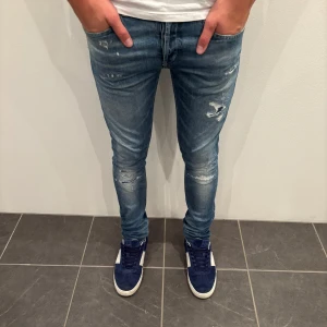 Dondup Jeans George  - Dondup Jeans George! Trendigaste jeansen på marknaden.  Skick= 9,5/10 Ny pris= 4000 kr Säljs för= 1199 kr (Modellen har original slitningar från fabrik vilket är väldigt eftertraktat och populärt)