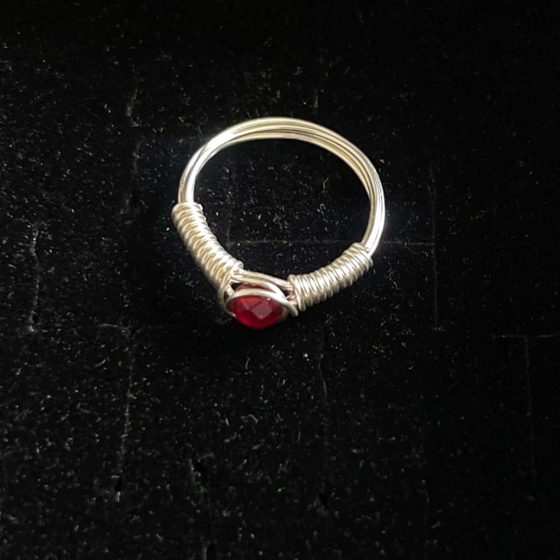 Silvrig ring med röd sten - 1