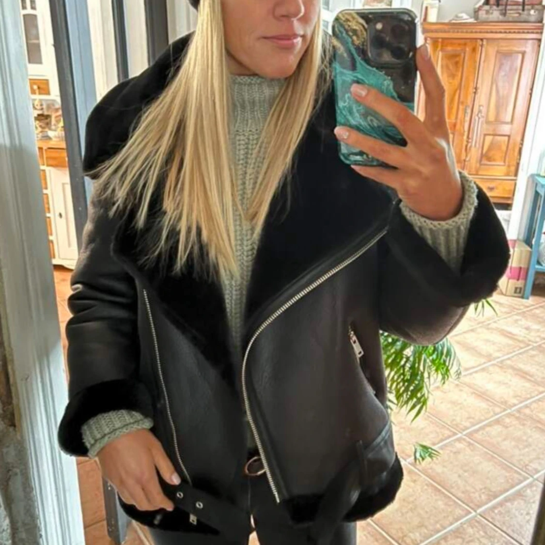 Svart pälsjacka med bälte och dragkedjor - 1