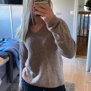 Beige stickad v-ringad tröja - Mysig beige stickad tröja från Only med v-ringad hals och långärmade ärmar. Tröjan har en loose passform och är perfekt för att hålla sig varm under kyliga dagar. Materialet är mjukt och ger en chill vibe till din outfit.🤎