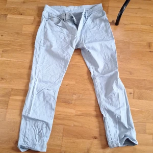 Ljusblå chinos från Hampton Republic - Snygga ljusblå chinos från Hampton Republic i regular fit. Byxorna har klassisk femficksdesign, bälteshällor och är tillverkade i mjuk bomull med lite stretch för extra komfort. Perfekta för en avslappnad men stilren look.