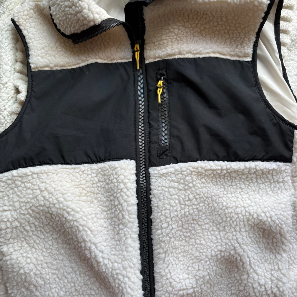 Vit och svart fleeceväst från H&M - 1