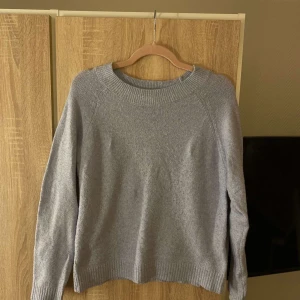 Ljusblå stickad tröja i storlek S - Mysig ljusblå stickad tröja med rund hals och ribbade muddar vid ärmslut och nederkant. Tröjan har en enkel och clean design, perfekt för dig som gillar basic och stilrent. Passar dig som vill ha en skön och varm tröja till hösten eller vintern.