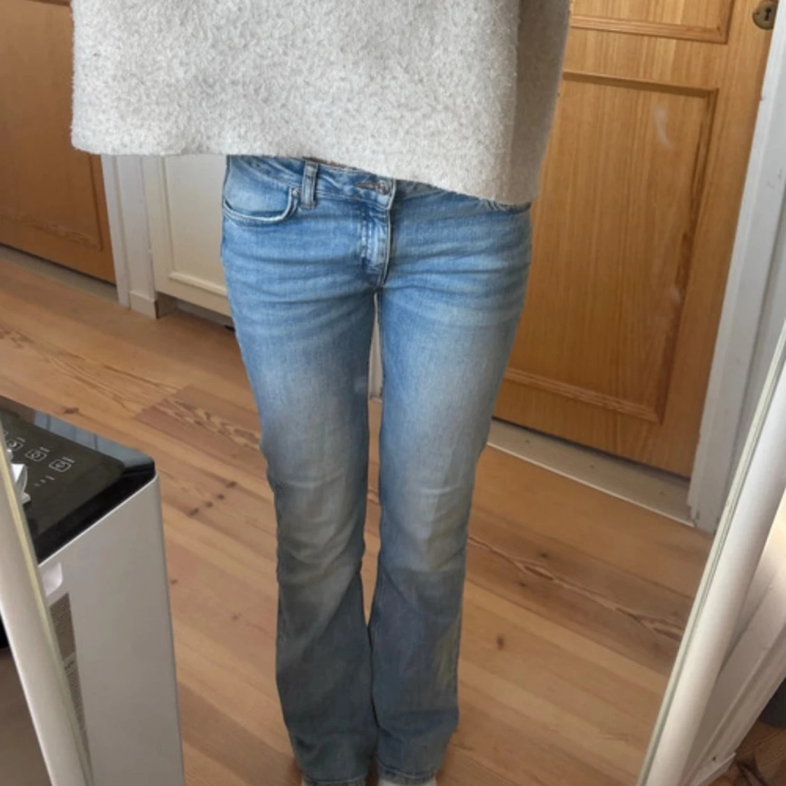 Ljusblå bootcut jeans