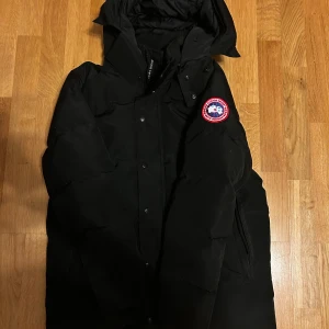 Canada Goose Wyndham Parka - Säljer en Canada Goose jacka, skick som en ny köpt i november 2024 från Care Of Carl. Inga skador, fläckar eller något liknande. Og dustbags går med, finns prislappar och online kvitto. Fråga om kvitto om du är intresserad. Äkta!!